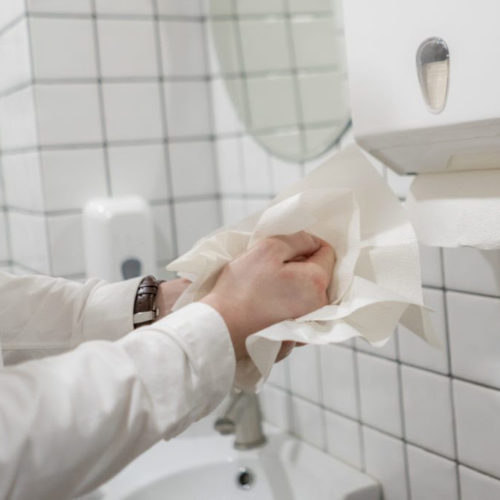 Paper towels better at removing viruses than jet dryers