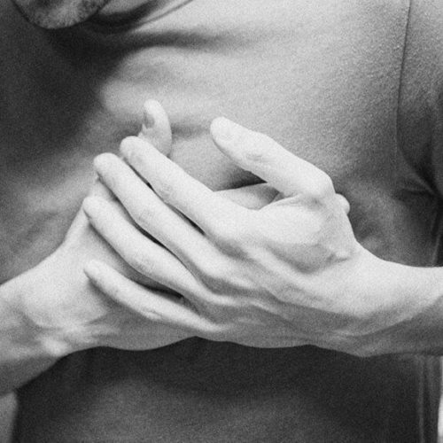 How does cocaine affect the heart?