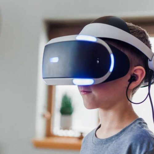 Virtual reality to manage psychological distress in adolescents