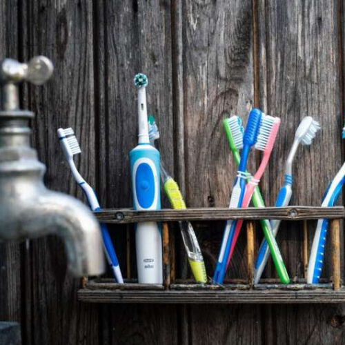 How to choose a toothbrush and when to throw it out